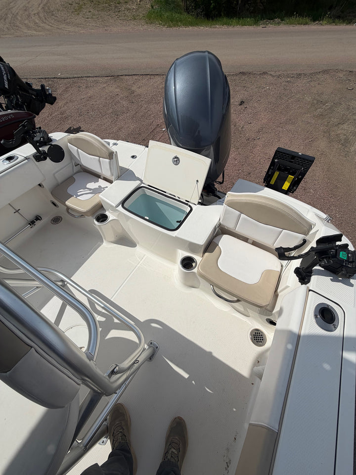 2018 Robalo R180 — photo 12