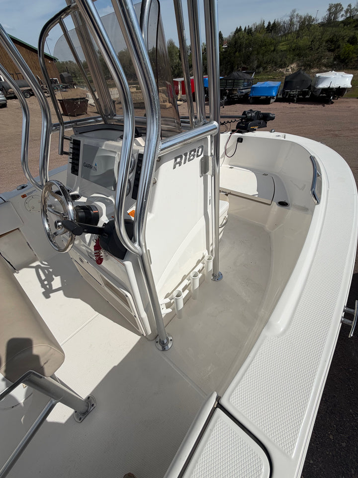 2018 Robalo R180 — photo 16