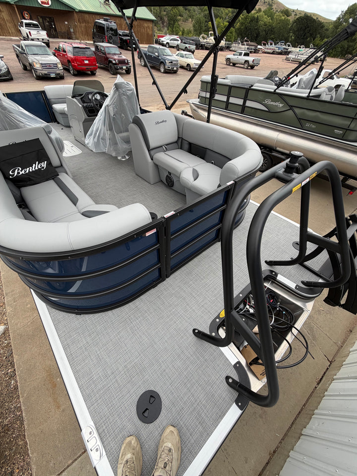 2027 Bentley 223 Legacy Navigator